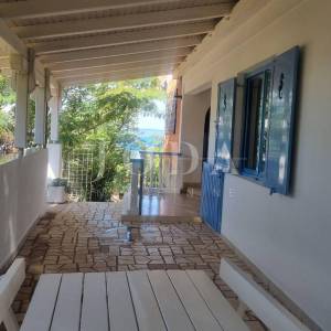 Klenovica, kuća sa tri stambene jedinice