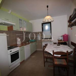 Klenovica, kuća sa tri stambene jedinice
