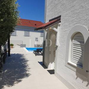 Klenovica, samostojeća kuća sa bazenom!