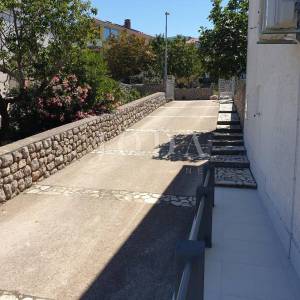 Klenovica, samostojeća kuća sa bazenom!