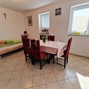 Klimno, apartman u prizemlju na mirnoj lokaciji