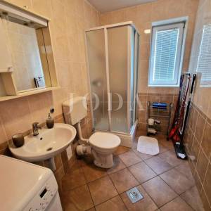 Klimno, apartman u prizemlju na mirnoj lokaciji