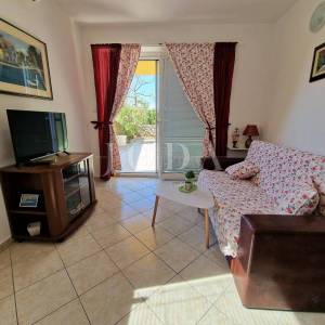 Klimno, apartman u prizemlju na mirnoj lokaciji