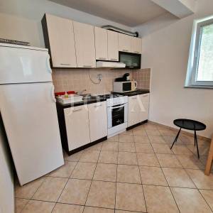 Klimno, apartman u prizemlju na mirnoj lokaciji
