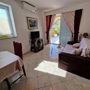 Klimno, apartman u prizemlju na mirnoj lokaciji