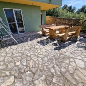 Klimno, apartman u prizemlju na mirnoj lokaciji