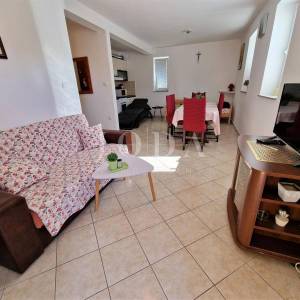 Klimno, apartman u prizemlju na mirnoj lokaciji