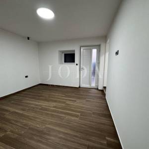 Kompletno renovirana kuća sa 3app,FUNTANA