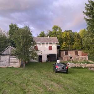 KORENICA, VISUĆ - PRILIKA! Veliki posjed s legalnim objektom