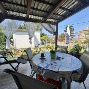 Kostelj, kuća sa potencijalom i uređenom okućnicom
