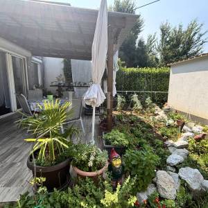 Kostelj, kuća sa potencijalom i uređenom okućnicom