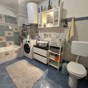 Kostelj, kuća sa potencijalom i uređenom okućnicom