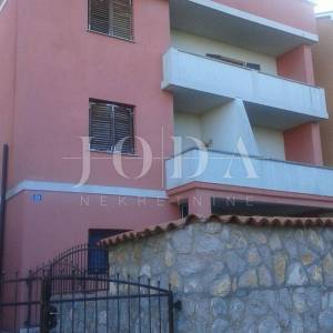 Kraljevica, Oštro, kuća s apartmanima i bazenom!