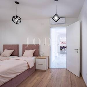 Krk, Dobrinj, kuća mediteranskog stila s grijanim bazenom