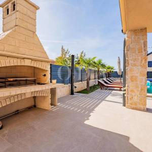 Krk, Dobrinj, kuća mediteranskog stila s grijanim bazenom