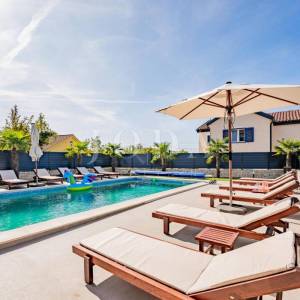 Krk, Dobrinj, kuća mediteranskog stila s grijanim bazenom