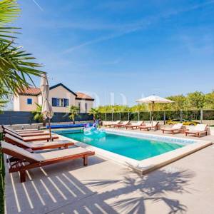 Krk, Dobrinj, kuća mediteranskog stila s grijanim bazenom