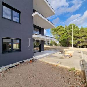 Krk - dvoetažni apartman s bazenom i pogledom na more                         
