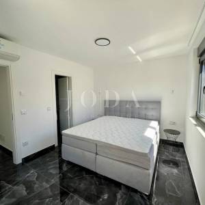 Krk - dvoetažni apartman s bazenom i pogledom na more                         
