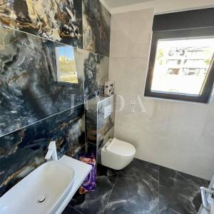 Krk - dvoetažni apartman s bazenom i pogledom na more                         