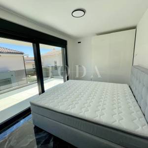 Krk - dvoetažni apartman s bazenom i pogledom na more                         