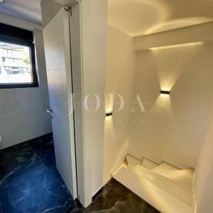 Krk - dvoetažni apartman s bazenom i pogledom na more                         