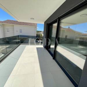 Krk - dvoetažni apartman s bazenom i pogledom na more                         