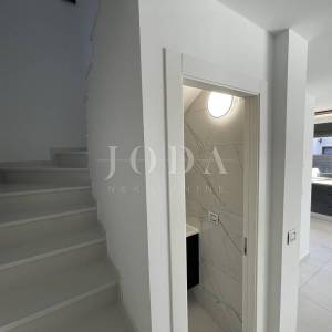 Krk - dvoetažni apartman s bazenom i pogledom na more                         