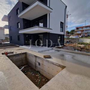 Krk - dvoetažni apartman s bazenom i pogledom na more                         