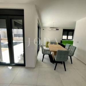 Krk - dvoetažni apartman s bazenom i pogledom na more                         