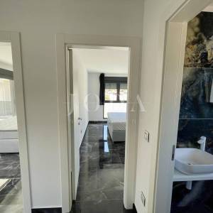Krk - dvoetažni apartman s bazenom i pogledom na more                         