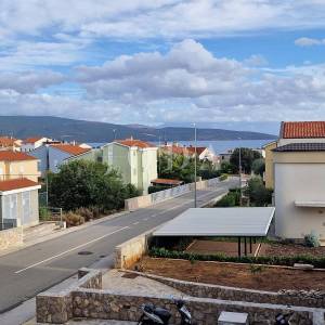 Krk - dvoetažni apartman s bazenom i pogledom na more                         