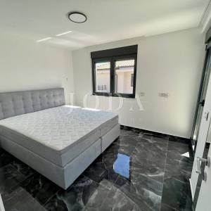 Krk - dvoetažni apartman s bazenom i pogledom na more                         