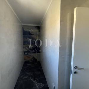 Krk - dvoetažni apartman s bazenom i pogledom na more                         