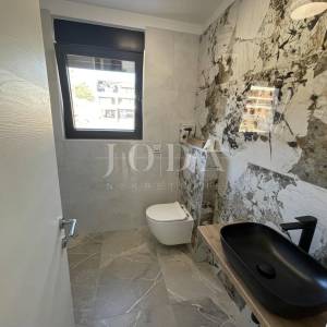 Krk - dvoetažni apartman s bazenom i pogledom na more                         