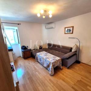 Kuća blizu mora s dva apartmana - Punat