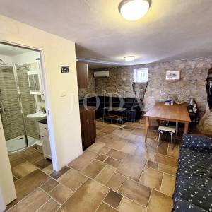 Kuća blizu mora s dva apartmana - Punat