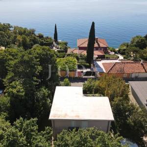 kuća blizu mora sa uređenim vrtom i garažom