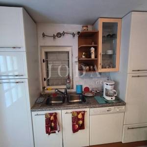 kuća blizu mora sa uređenim vrtom i garažom