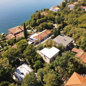 kuća blizu mora sa uređenim vrtom i garažom