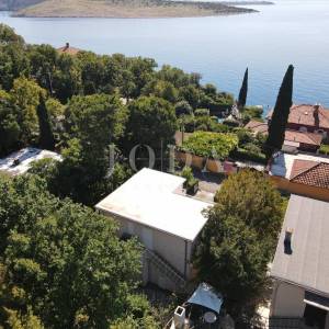 kuća blizu mora sa uređenim vrtom i garažom