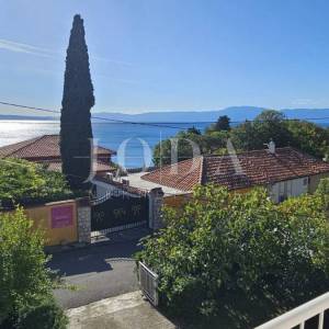 kuća blizu mora sa uređenim vrtom i garažom