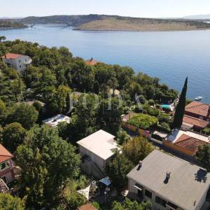kuća blizu mora sa uređenim vrtom i garažom