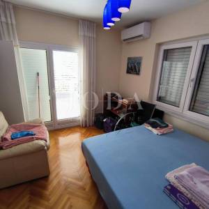 kuća blizu mora sa uređenim vrtom i garažom