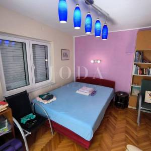 kuća blizu mora sa uređenim vrtom i garažom