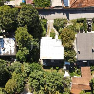 kuća blizu mora sa uređenim vrtom i garažom
