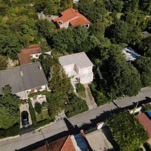 kuća blizu mora sa uređenim vrtom i garažom