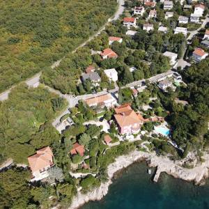 kuća blizu mora sa uređenim vrtom i garažom