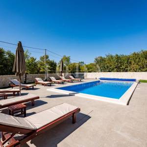 Kuća mediteranskog stila s bazenom, okolica Dobrinja - otok Krk