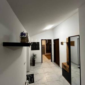 Kuća na prodaju blizu Malinske s pet apartmana